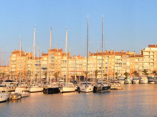 Cocooning Sur Le Port Proche De La Mer